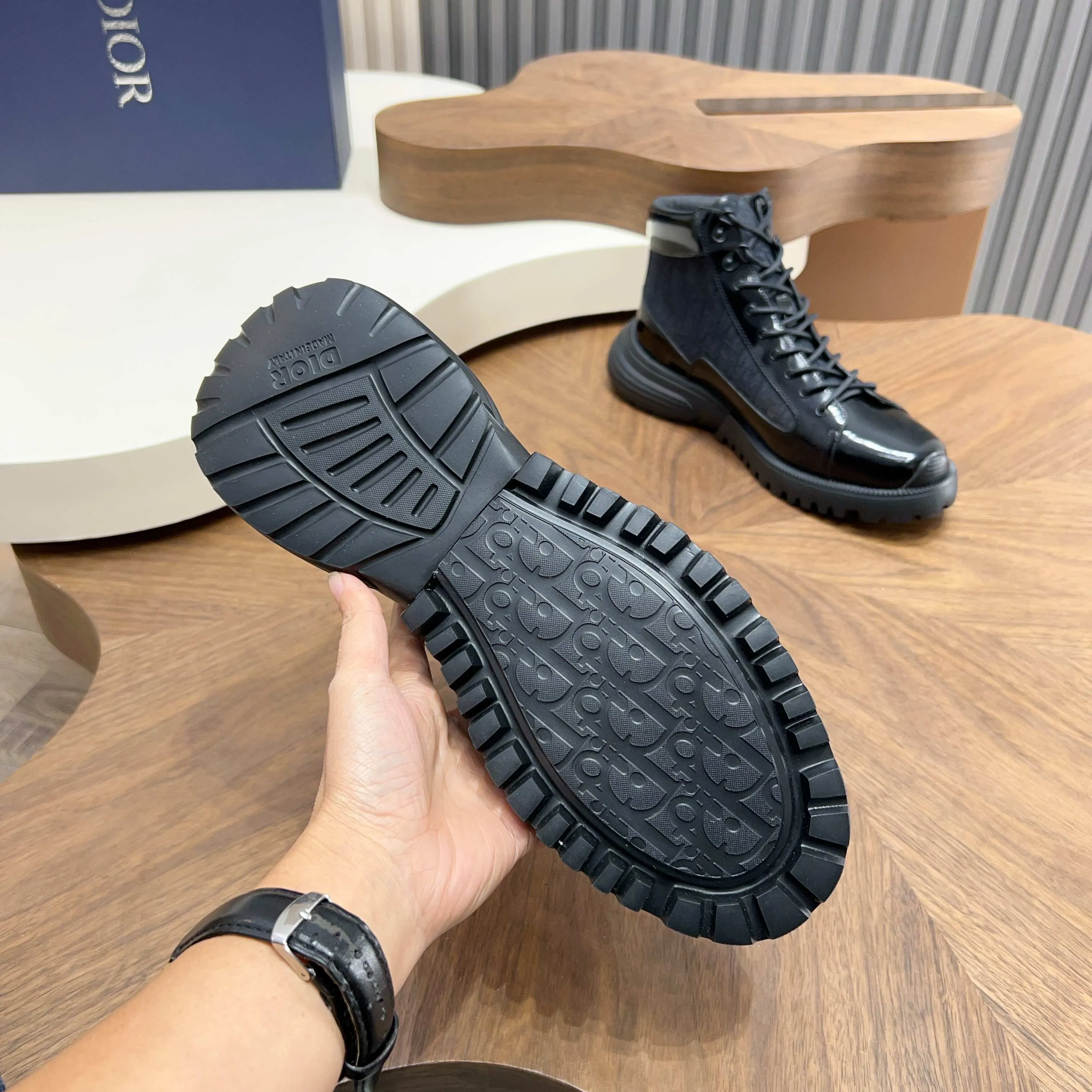💰860 Dio* - Dior's autumn and winter luxury men's mid-top short boots, purely handmade, both inside and outside are imported first-layer cowhide, high-end quality and exquisite craftsmanship. Original TPU combination outsole. Wear a noble gentleman's taste. The best last type has been carefully debugged. 100% comfort. Size: 38-44 (38-45 can be customized)